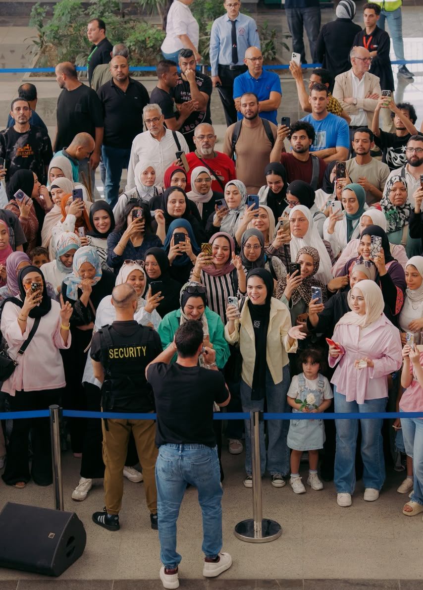عزيز مرقة يحول محطة مترو عدلي منصور إلى حفل غنائي مفاجئ بعد تريند بوكيه ورد - الخليج الان