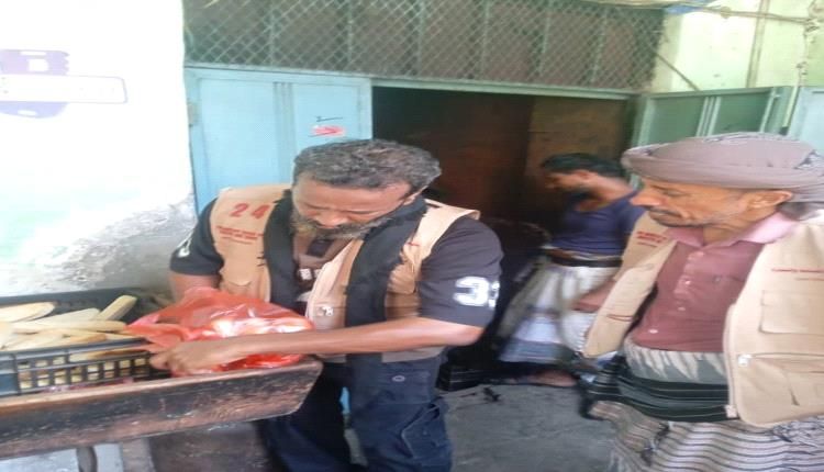 عدن.. إحالة ٢١ تاجرًا مخالفًا للنيابة وإغلاق متجر في حملة رقابية صارمة بالشيخ عثمان