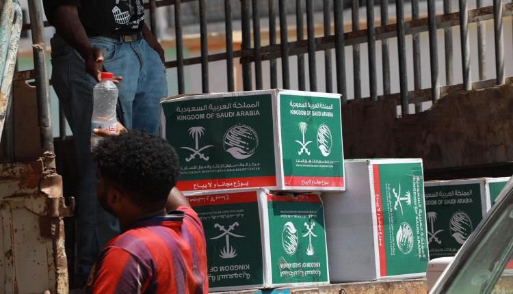 مركز الملك سلمان يوزّع (2,806) سلال غذائية في المنصورة وخور مكسر بعدن