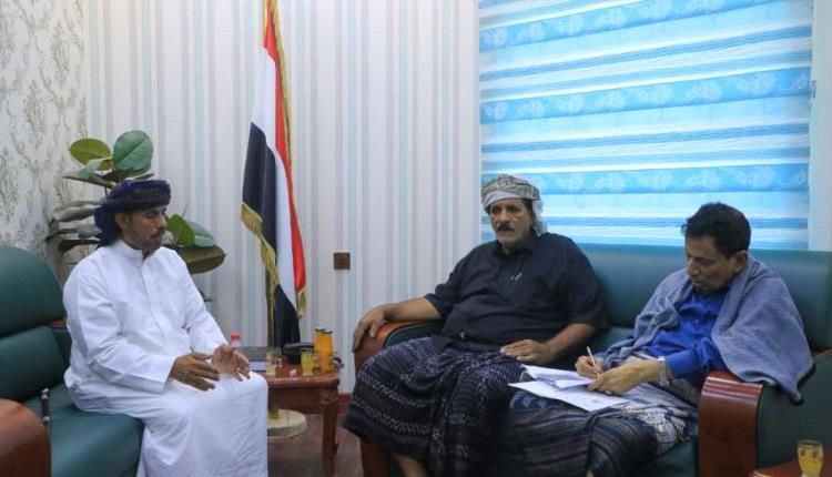 محافظ المهرة يناقش احتياجات مركز عتاب في سيحوت