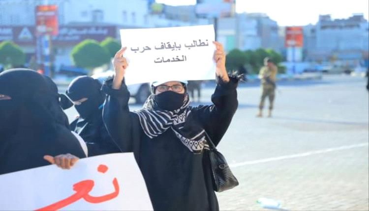 مواطن عدني يستعرض المعاناة بطريقة ساخرة تثير الجدل !