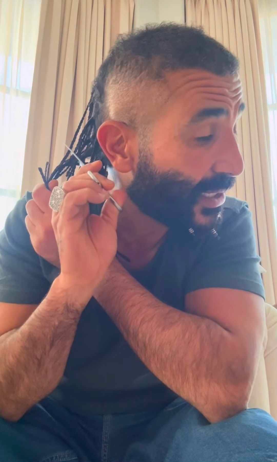عايز أعيش في سلام.. أحمد سعد يزيل ضفائر شعره واكسسوارات ذقنه بعد الجدل - الخليج الان