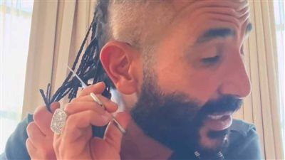 عايز أعيش في سلام.. أحمد سعد يزيل ضفائر شعره واكسسوارات ذقنه بعد الجدل - الخليج الان