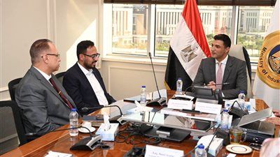 وزير الصناعة يبحث مع مسؤولي شركة جوتن مصر للدهانات خططها التوسعية وجهود تعميق التصنيع المحلي - الخليج الان