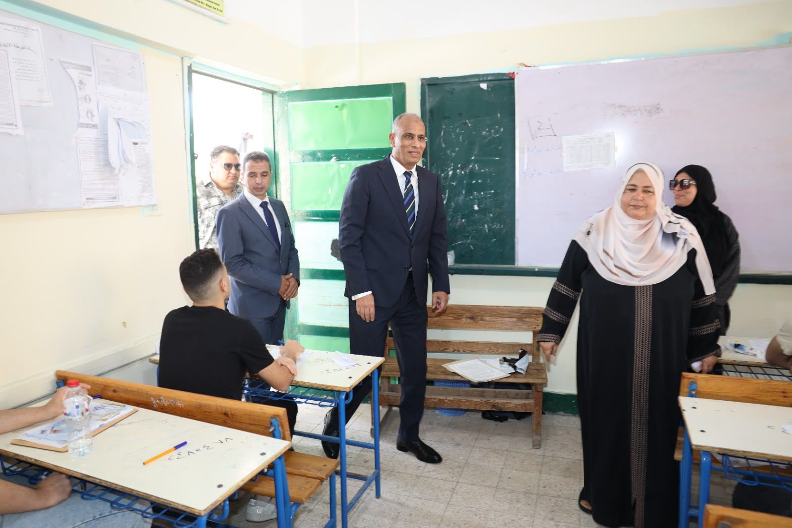 هدوء داخل لجان الثانوية العامة وتوفير جميع التيسيرات لضمان أداء الطلاب امتحاناتهم في أجواء مناسبة بكفر الشيخ - الخليج الان