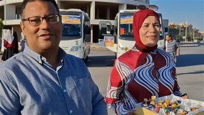 توزيع حلوى وشكولاته على الطلاب أثناء استقلالهم للأتوبيسات في المنيا الجديدة - الخليج الان