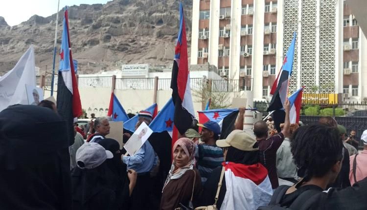 حشود غفيرة تتوافد إلى المعلا للمشاركة في "وقفة الغضب" احتجاجاً على تدهور الخدمات