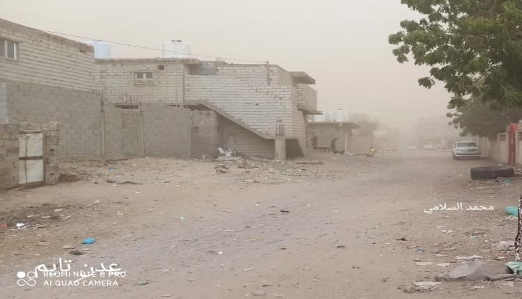 عاصفة رملية تضرب عددا من مناطق محافظة لحج