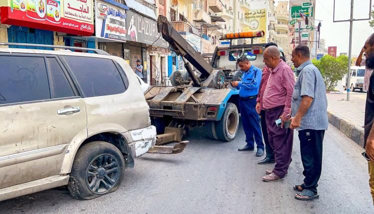 مخاوف من السيارات المتهالكة في شوارع كريتر تدفع السلطة المحلية إلى انتشالها