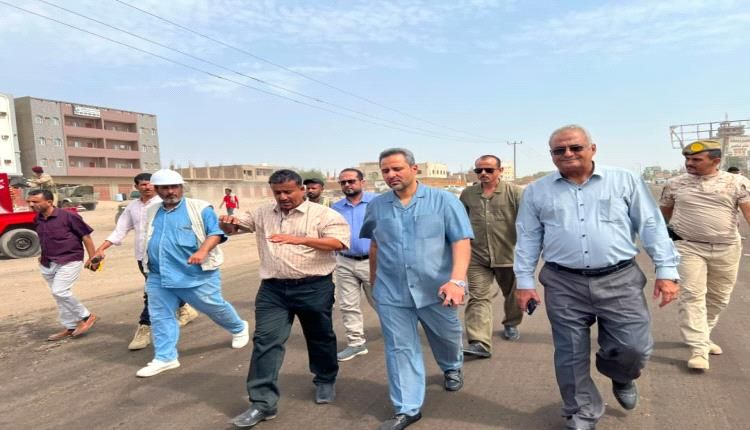بتوجيهات وزير الأشغال.. بدء أعمال سفلتة طريق الحوطة – نوبة دكيم بلحج
