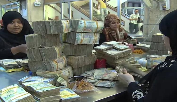 البنك المركزي بعدن بين سياسة دفع للاموال الموضوعة في خزائنه أو سحبها من حسابات المؤسسات والأفراد وتاخيرها