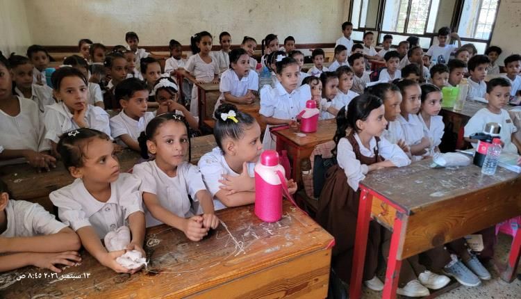 معاناة مستمرة.. 90 طالباً في صف واحد بلا مراوح ولا كهرباء بمدرسة عبدالله شرف كابوتا بالمنصورة