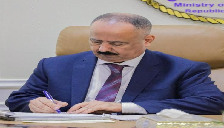 وزير النقل يمدد الباصات المجانية لطلاب جامعة عدن حتى نهاية العام الدراسي