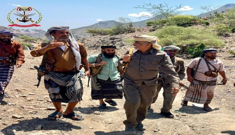 الفريق محمود الصبيحي واللواء حمدي شكري في الخطوط الأمامية لجبهات الصبيحة ويشيدان بثبات المقاتلين