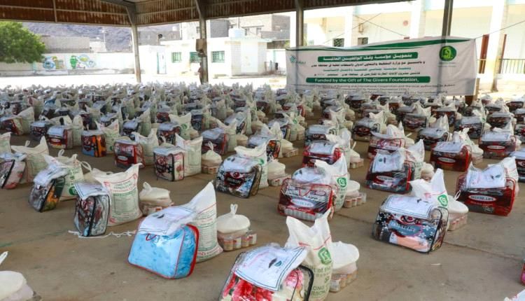 بتمويل من وقف الواقفين العالمية.. مؤسسة يماني توزع 400 سلة غذائية للنازحين في البريقة بعدن