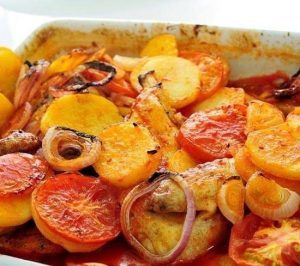 صينية بطاطس بالصلصة الحمراء