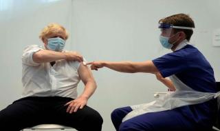 بوريس جونسون يتلقى الجرعة الثانية من لقاح كورونا