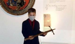 صبي يعثر على سيف من القرن الـ 16 في غابة