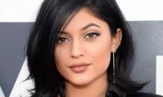 كايلي جينر تصعق الكل و تترك سحاب بنطالها مفتوحاً فب أقوى مشهد فاضح !! (شوف دلوقتي)