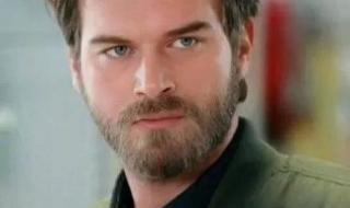 فاكرين كيفانش تاتليتوغ بطل مسلسل (نور ومهند) تعرض اليوم لفضيحة كبرى بظهوره بوضعية صادمة دون ملابس مع والده هل يمارسان الرذيلة ..شوف دلوقتي