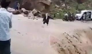 شاهد: فيديو صادم لمواطن إماراتي استهتر بقوة سيل جارف.. وهذا كان مصيره!!