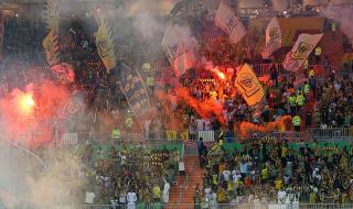 مباراة الهلال والاتحاد.. إيقاف اللعب بسبب الدخان الكيماوي (فيديو)