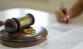 "خطأ في الكمبيوتر" لمحامين يتسبب بطلاق زوجين رسميًّا