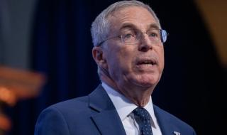 نتنياهو يفكر بالاستغناء عن سفيره في واشنطن