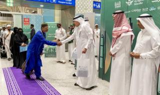 فريق نسائي سعودي يتحدث بعدة لغات لاستقبال الحجاج (فيديو)