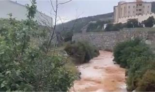 تقلبات جوية ينتج عنها شلالات وسيول في شمال عسير - موقع الخليج الان