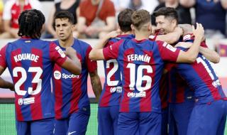 من هي السيدة التي توسطت نجوم برشلونة؟