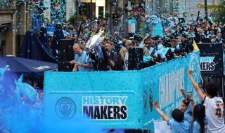 سيتي يحتفل في شوارع مانشستر ويحصل على 20 مليون جنيه استرليني