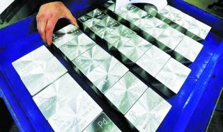 الذهب يتراجع.. والبلاديوم يقفز 11% إلى أعلى مستوى في شهر