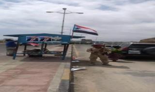 النقاط الأمنية والمؤسسات الحكومية بالمكلا ترفع علم الجنوب