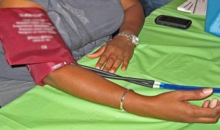 أداة ذكية لفحص ضغط الدم والسكري دون تلامس