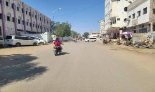 مصدر محلي في لحج يكشف مأساة معلم يطعم أطفاله من بقايا الأسواق