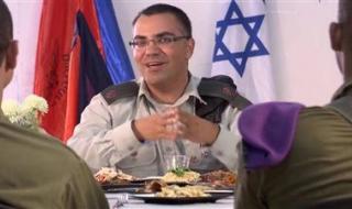 يتغذى على الإهانات.. لماذا يخشى أفيخاي أدرعي على زوجته من الظهور؟ - الخليج الان