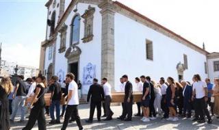 لاعبو ليفربول يشاركون في جنازة ديجو جوتا في بلدة غوندومار البرتغالية - الخليج الان