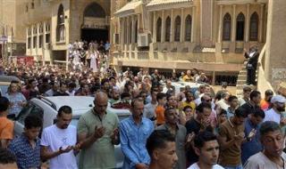 انتهاء صلاة الغائب على الشهيد أحمد حمدي بالسنبلاوين.. وممثل الإفتاء: ابنوا لعبدي بيتًا في الجنة - الخليج الان