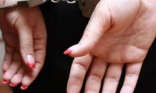 القبض على ربة منزل قتلت طفلة خنقًا لسرقتها في فرشوط بقنا - الخليج الان