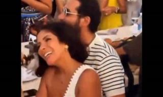 لقطات رومانسية تجمع أحمد حلمي ومنى زكي على أنغام عمرو دياب في الساحل الشمالي| صور - الخليج الان