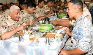 وزير الدفاع يلتقى بعدد من مقاتلى المنطقة الشمالية العسكرية - الخليج الان