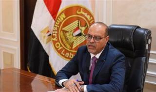 ممثلي أصحاب أعمال يتوافدون على مكاتب العمل لتوثيق العقود .. وعمال يعتمدون استقالاتهم حفاظا على حقوقهم - الخليج الان