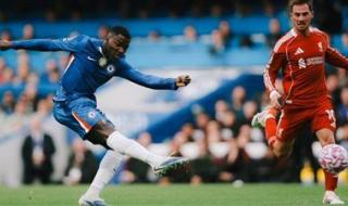 الدوري الإنجليزي الممتاز: قذيفة موسيس كايسيدو تمنع تشيلسي التقدم على ليفربول في الشوط الأول - الخليج الان