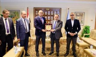 محافظ أسيوط يهدي درع المحافظة لوزير التعليم تقديرًا لجهوده - الخليج الان