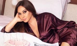 بالروب في غرفة النوم.. كيف احتفلت إليسا بعيد ميلادها الـ 54 ؟ - الخليج الان