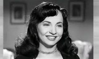 قلدت أم كلثوم فسخر منها الجمهور.. حكاية حفلة غنائية تسببت في عقدة نفسية لـ شادية - الخليج الان