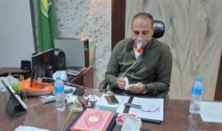 رئيس مدينة القصاصين الجديدة يتابع حريق عزبة الكوع من مكتبه رغم وضعه على جهاز الأكسجين - الخليج الان