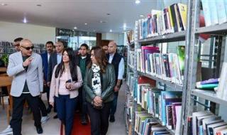 جولة ثقافية في مستهل الزيارة.. وزيرتا التخطيط والتنمية المحلية ومحافظ الأقصر يتفقدون مكتبة مصر العامة - الخليج الان