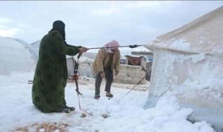 العاصفة الثلجية تُفاقم معاناة النازحين في مخيمات إدلب وحلب